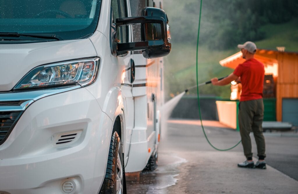Snow-Foam bedeckt das Wohnmobil, Schmutz löst sich ab