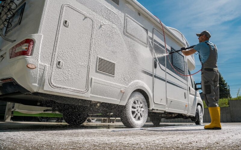 Flugrostentfernung auf der Wohnmobil-Karosserie für saubere Lackoberfläche